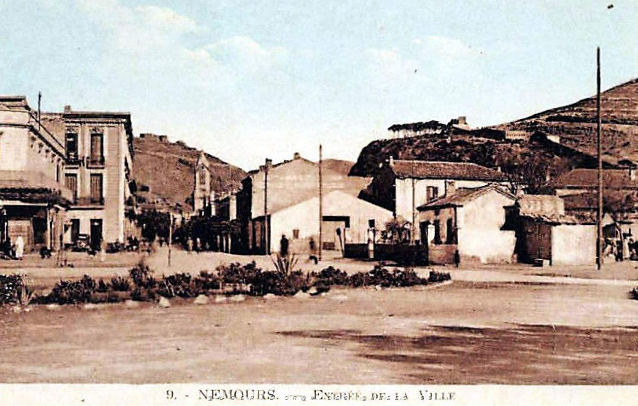 Nemours - Entree de la Ville.jpg